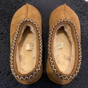 Never worn, basically New UGG Tasman Embroidered Slippers Chestnut, no box.!